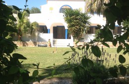 house-from-entrance-to-golf-course